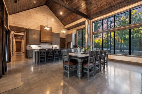 Kitchen & dining area