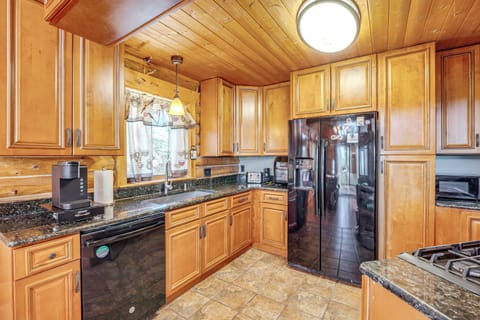 Kitchen | Cooking Basics Supplied | Main Floor