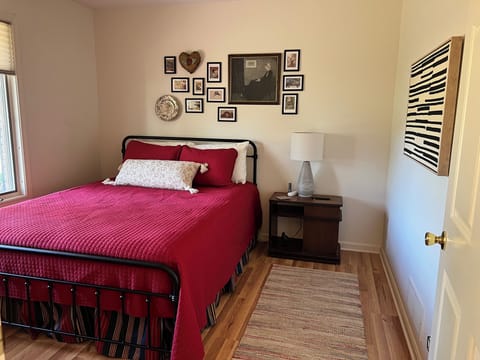 Bedroom 3, queen bed