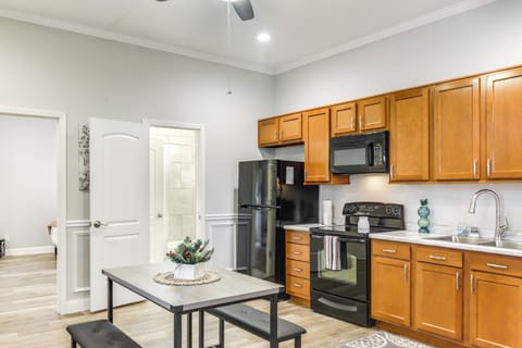 Kitchen | Dining Table