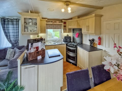 Kitchen | Roe Meadow 3 - K & J&rsquo;s Hot Tub Retreats, Newton Stewart