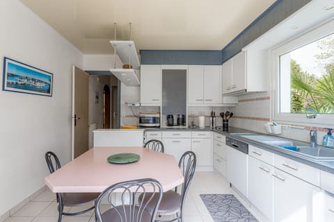 Well-equipped kitchen with table for 4 people