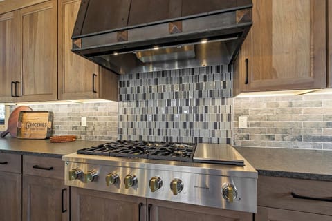 The six-burner gas range with exhaust fan 
