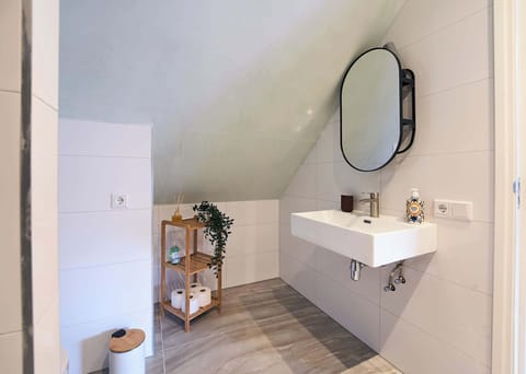 Washing table and amenities