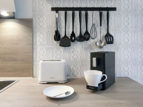 Kitchen Appliance, Tableware, Small Appliance, Home Appliance, Serveware, Kitchen, Countertop, Coffeemaker