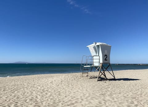 Beach nearby, sun loungers, beach towels