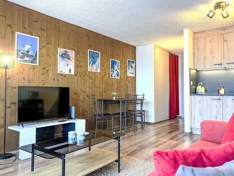 Property, Furniture, Couch, Table, Wood, Interior Design, Living Room, Home Appliance, Flooring, Floor