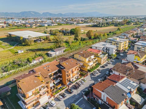 Building, Sky, Property, Window, House, Urban Design, Plant, Neighbourhood, Residential Area, Cityscape