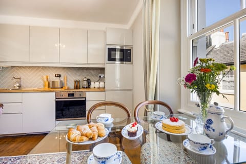 Kitchen/living room with dining table