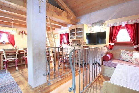 Autumn, Living Room, Spring, Summer