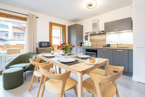 Fully fitted kitchen & dining area