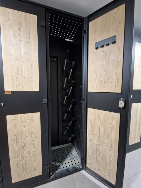 Ski locker with ski boot warmers