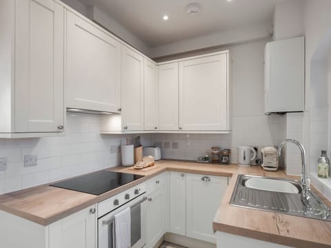 Kitchen | T&#375; Clara, Llangollen