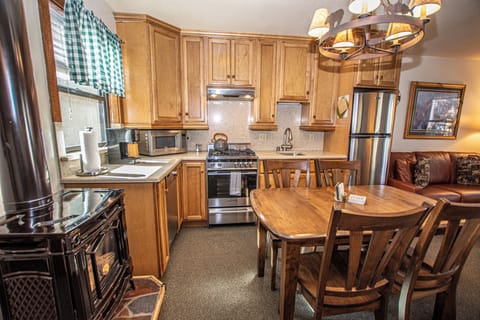 Franciscan 29 - Dining Area and Kitchen