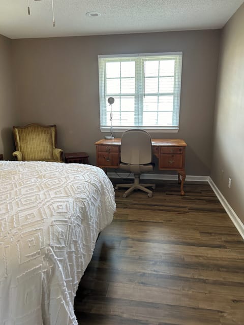 2 bedrooms, in-room safe, desk, iron/ironing board