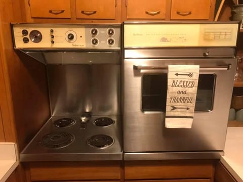 Play chef with the original 1966 cooktop and oven