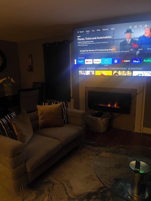 Smart TV, fireplace