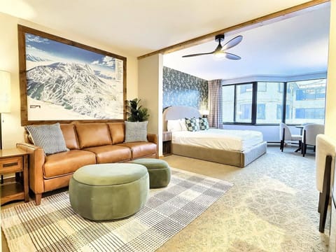 King Bed Room w/ pullout couch | Managed by: @TraverseHospitality