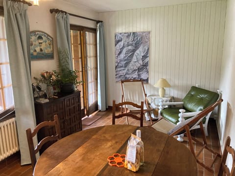 Pièce principale. Living and dining room downstairs