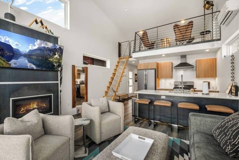 Spacious 2 Bedroom cabin walking distance to Downtown Whitefish