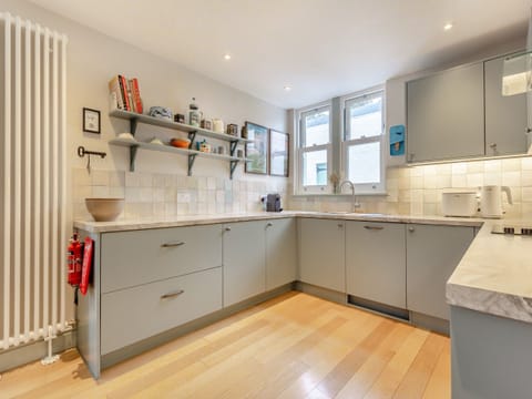 Kitchen | Achomraich, Kyle