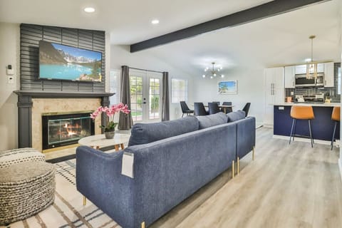 LIVING ROOM WITH FIREPLACE, RELAXING LIVING ROOM, 60 Inch flat screen TV