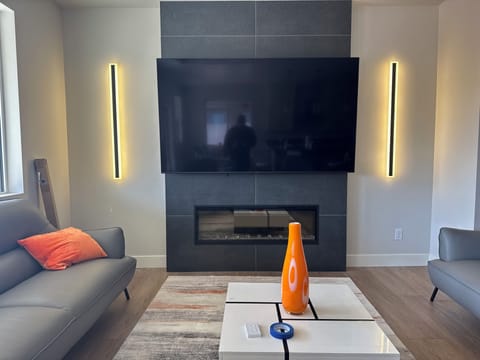 Smart TV, fireplace