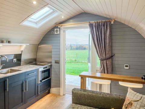 Living area | Coo Pod - Newton Of Inshewan Farm Pods, Forfar