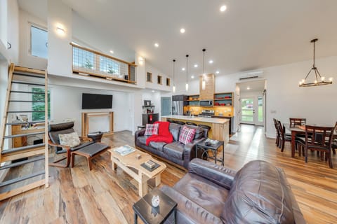 Living Room | Smart TV | Free WiFi