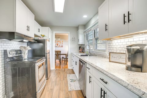 Kitchen | Single-Story Home | Free WiFi | Central A/C & Heating