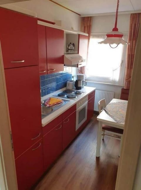 Fridge, oven, stovetop, coffee/tea maker