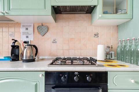 Fridge, oven, stovetop, coffee/tea maker