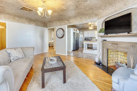 Living Room | Main Level | Smart TV | Free WiFi | Bar Seating