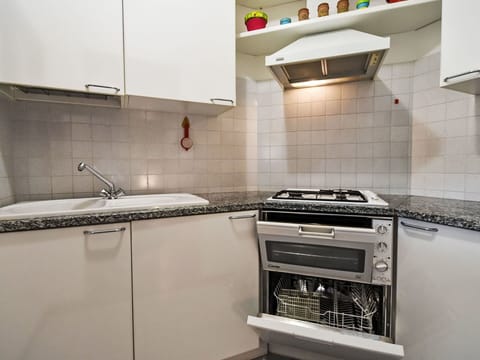 Kitchen Appliance, Kitchen, Kitchen Stove, Countertop, Major Appliance, Stove, Gas Stove, Home Appliance, Cabinetry, Cooktop