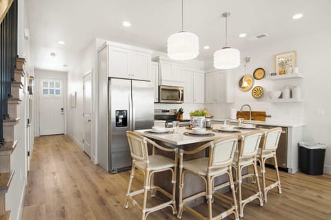 Kitchen bar counter with seating for 4