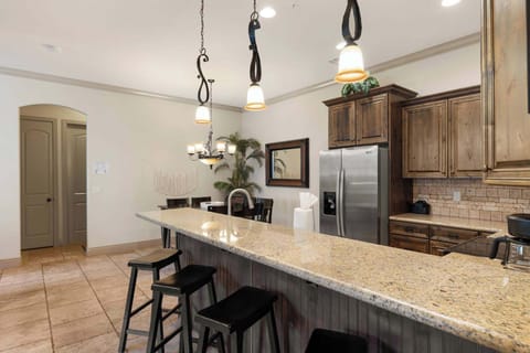 Additional bar stool seating for 4 around the kitchen