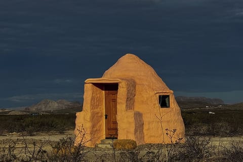 Domo Sol is an organic-earthen glamping structure near Big Bend National Park.