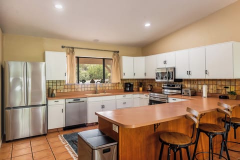 Kitchen with 3 bar stools