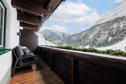 f2fe3acb-122d-4272-bbe8-a2c1a9632942