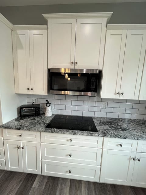 Stove top and microwave ready to be used! 😋