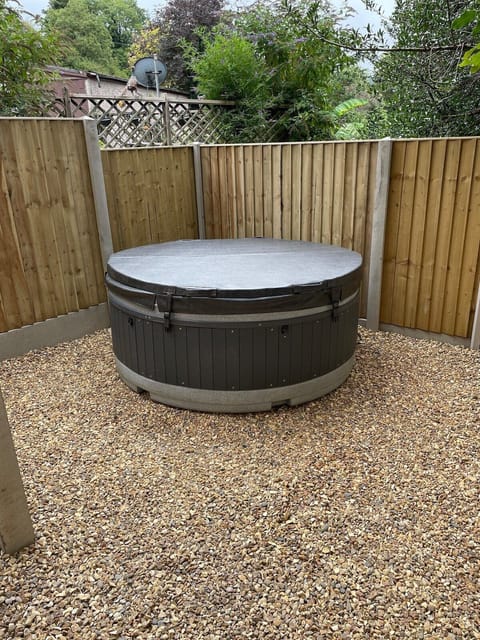 Hot Tub / whirlpool bath (Indoor)