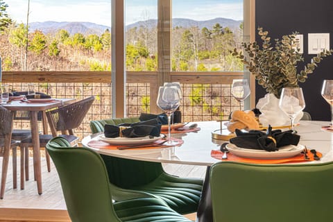 Gather around the dining table with mountain views as your backdrop. With a seamless flow to the deck, this space invites you to savor every meal while soaking in the beauty beyond.