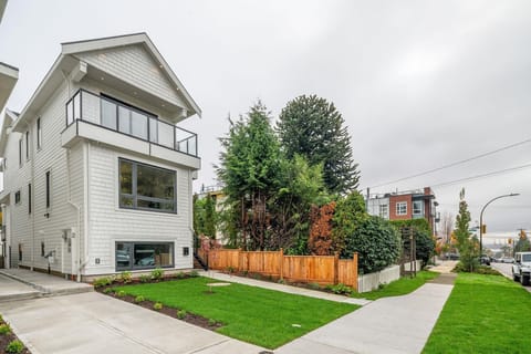 Front view of the house with the spacious guest suite.