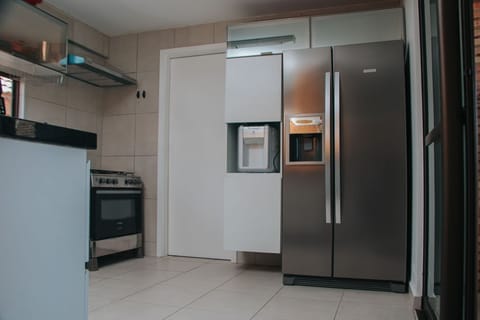 Fridge, oven, stovetop, coffee/tea maker