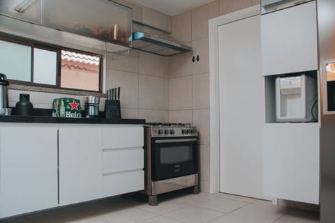 Fridge, oven, stovetop, coffee/tea maker