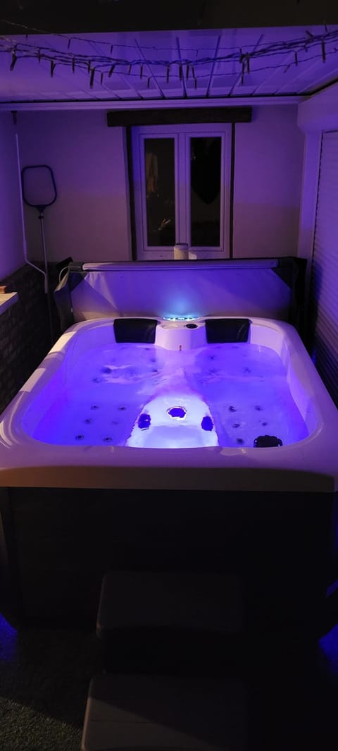 Indoor spa tub