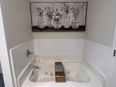 Shower, jetted tub, hair dryer, towels