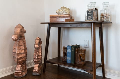 Charming seahorse design, adding a coastal flair to the decor and enhancing the beach-inspired atmosphere of the space.