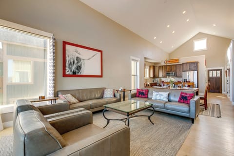 Living Room | 1st Floor | Open Floor Plan | Free WiFi | Smart TV | Board Games