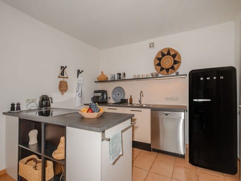 Kitchen Appliance, Furniture, Kitchen, Countertop, Major Appliance, Interior Design, Cabinetry, Home Appliance, Flooring, Kitchen Stove